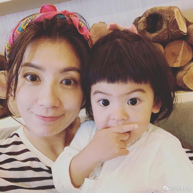 賈靜雯接波妞放學慘遭嫌棄，女兒眉頭一皺意外撞臉蕭敬騰超有戲