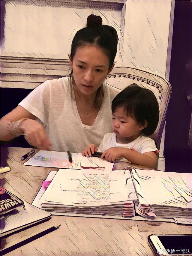 章子怡曬3歲女兒照片，所有人都被醒醒的發量震驚了！