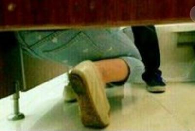 妹妹每次去姐姐家，都說姐夫床底下有人，姐姐好奇撩起床墊，傻住 