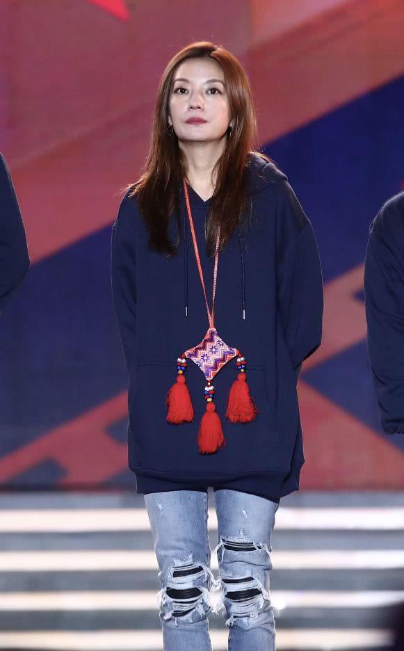 林心如和趙薇同台，參加成龍發起的扶貧晚會，同是42歲差距明顯！