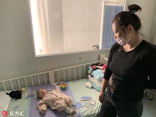 女兒突然不買零食玩具，三個月攢下13塊錢，原來只為給弟弟看病
