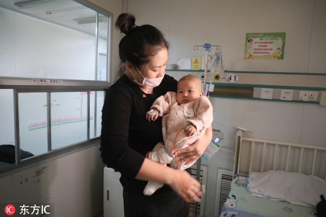 女兒突然不買零食玩具，三個月攢下13塊錢，原來只為給弟弟看病