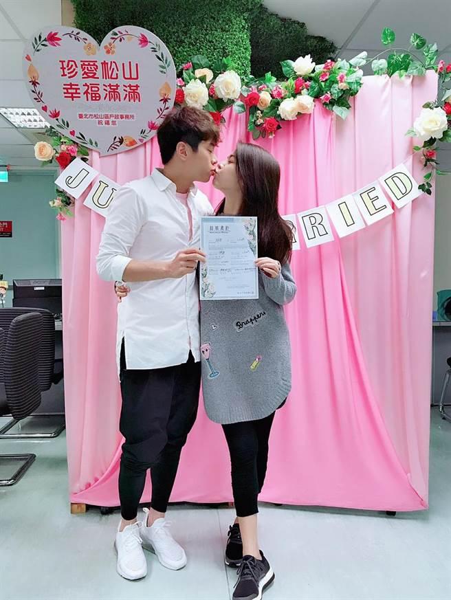 白家綺帶球閃婚!秘戀2年嫁「小5歲鮮肉師弟」,對方「絕招收服女兒」讓她甜喊:我的男神♥