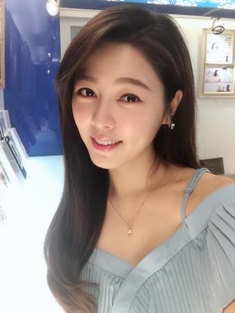 白家綺帶球閃婚!秘戀2年嫁「小5歲鮮肉師弟」,對方「絕招收服女兒」讓她甜喊:我的男神♥