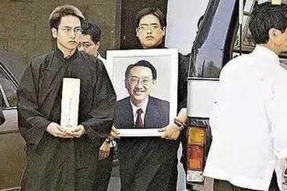 徐楓被丈夫拋下卻依然替夫還債，債主很是佩服，最終將她追求到手！如今68歲的她繼承百億家產，和兩個兒子其樂融融！