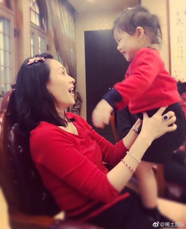 章子怡曬3歲女兒照片，所有人都被醒醒的發量震驚了！