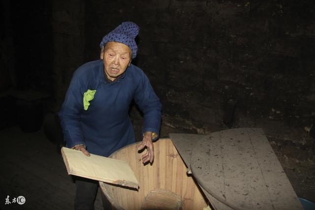 父親扮乞丐回家，3個兒子全都讓滾，唯獨女兒養他，一回家高興壞了