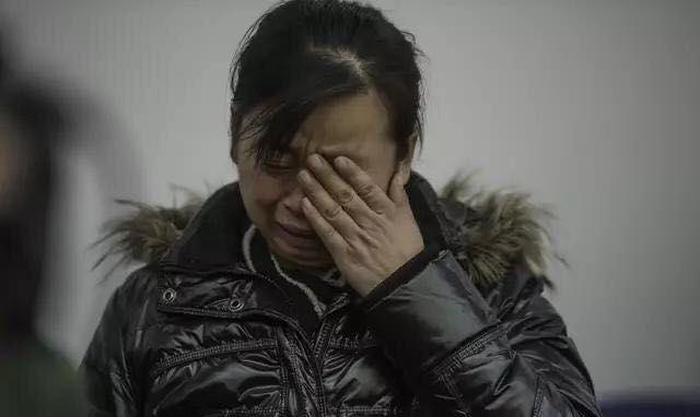 丈夫去世20年，女兒帶回男友，男孩指著遺照尖叫不可能，妻淚目