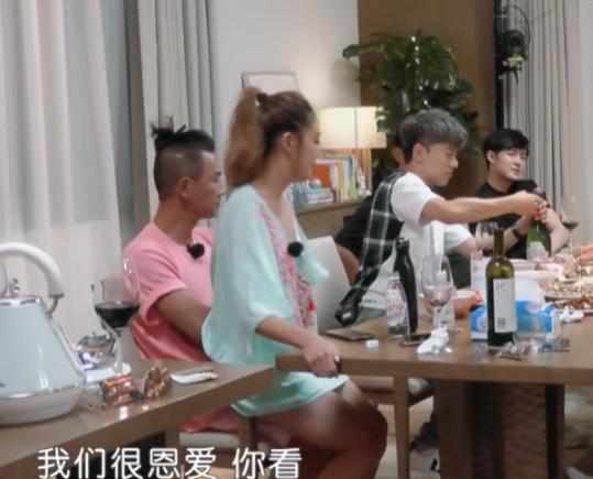 應采兒酒後坐陳小春腿上，誰注意陳小春？臉上「嫌棄」手卻很誠實！