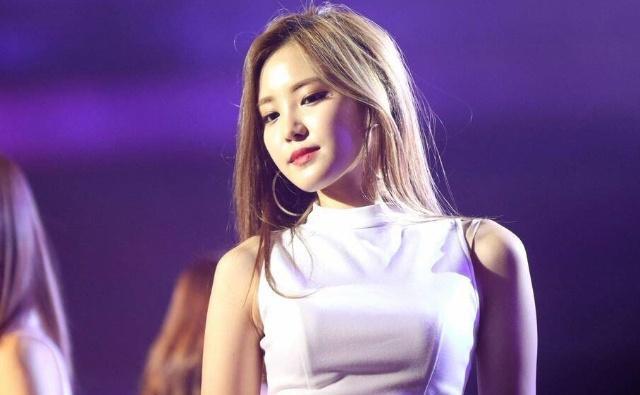 女團顏值擔當被質疑整容失敗,自稱戀愛經驗為零,網友:誰信