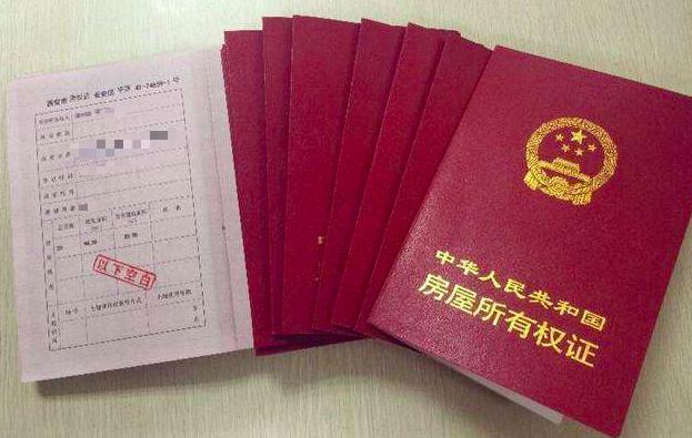 父親扮乞丐回家，3個兒子全都讓滾，唯獨女兒養他，一回家高興壞了
