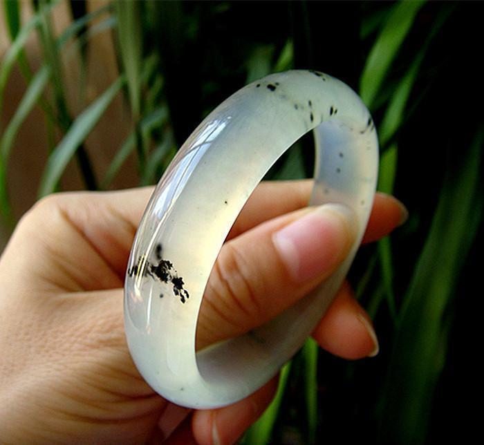 新婚夜，婆婆送俺傳家玉鐲，吃飯時嫂子一直踢俺，跟她出門俺蒙了