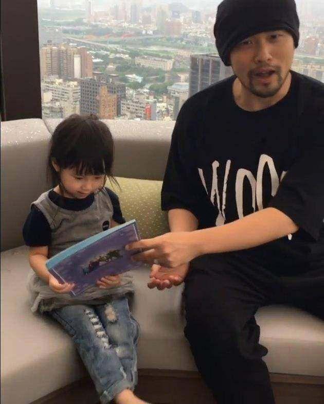 霍建華女兒，劉愷威女兒，差別待遇，網友：都不如周傑倫女兒！