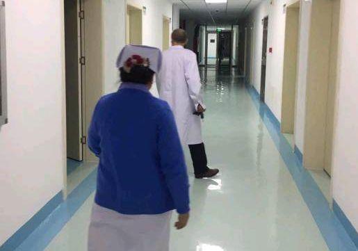 妻子是護士，上夜班前非讓丈夫抱抱，等她走後，丈夫倒地不起