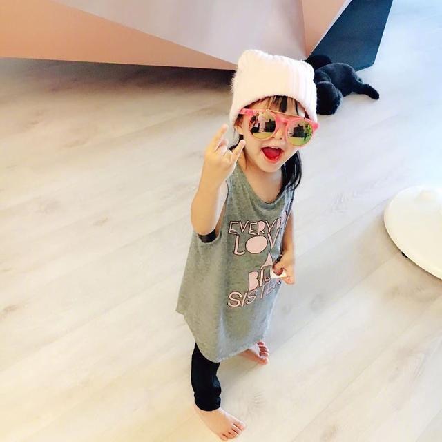 霍建華女兒，劉愷威女兒，差別待遇，網友：都不如周傑倫女兒！