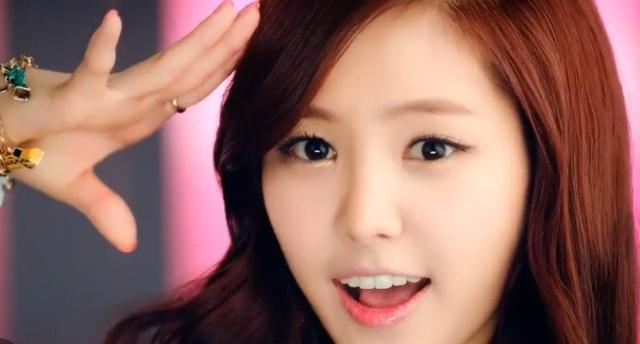 女團顏值擔當被質疑整容失敗,自稱戀愛經驗為零,網友:誰信