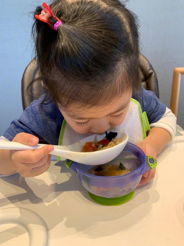 章子怡曬3歲女兒照片，所有人都被醒醒的發量震驚了！