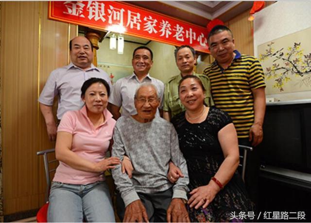 7個姓氏組成一個家庭：百歲老人終身未娶，為6個棄兒建大愛之家！