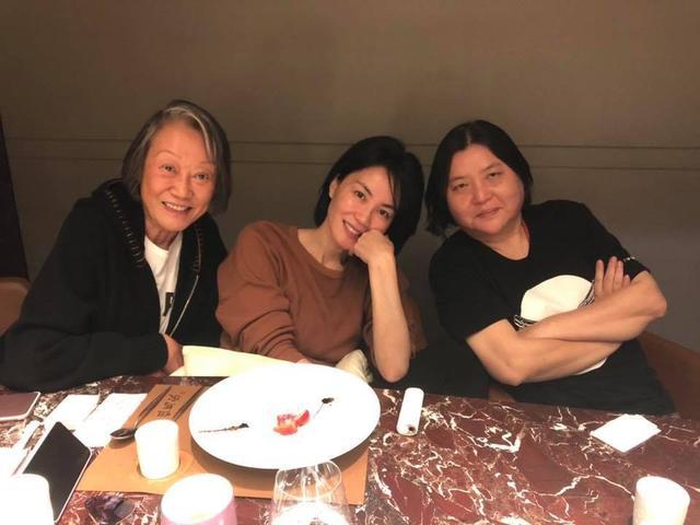 王菲與朋友秘密相聚台灣，一個細節透露謝霆鋒也在！