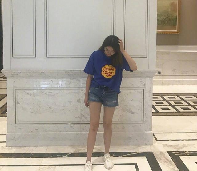 19歲擁有55億身價，娛樂圈都不敢惹她，就連成龍都不敢搭她的肩!