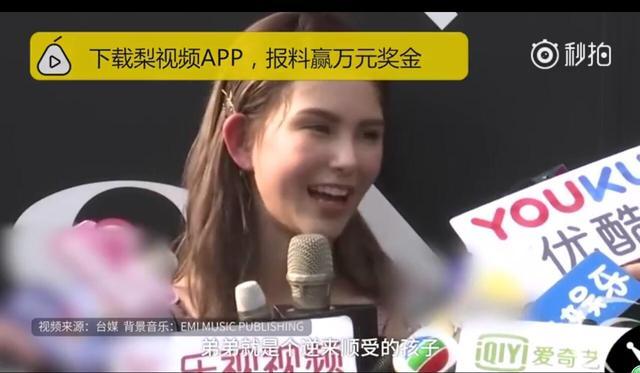 昆淩帶兒子女兒出門，小周週穿的裙子引起了所有人的注意
