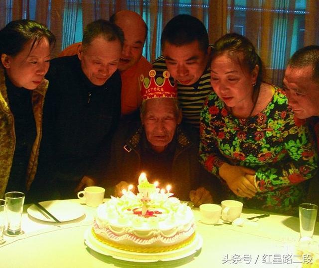 7個姓氏組成一個家庭：百歲老人終身未娶，為6個棄兒建大愛之家！