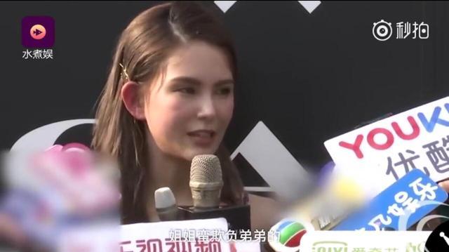 昆淩帶兒子女兒出門，小周週穿的裙子引起了所有人的注意