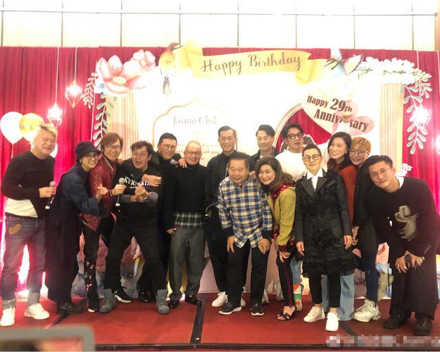 苗僑偉為戚美珍慶57歲生日,結婚29年恩愛如初,眾星雲集氣氛熱烈