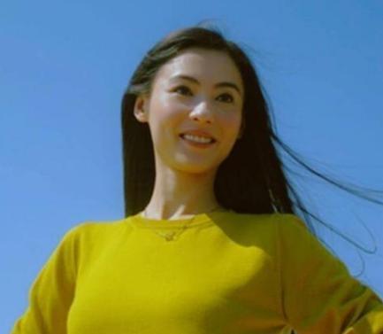 張柏芝深夜素顏回香港，沒空理記者，匆忙回家只為家中的他