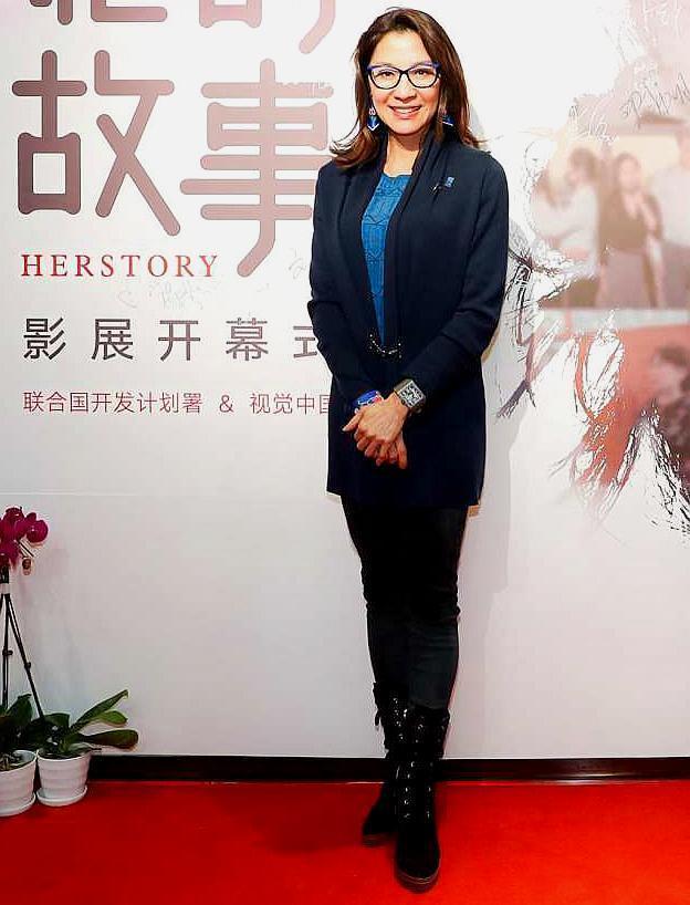 56歲楊紫瓊優雅老去，雖眼紋皺紋明顯，穿衣搭配卻盡顯品味