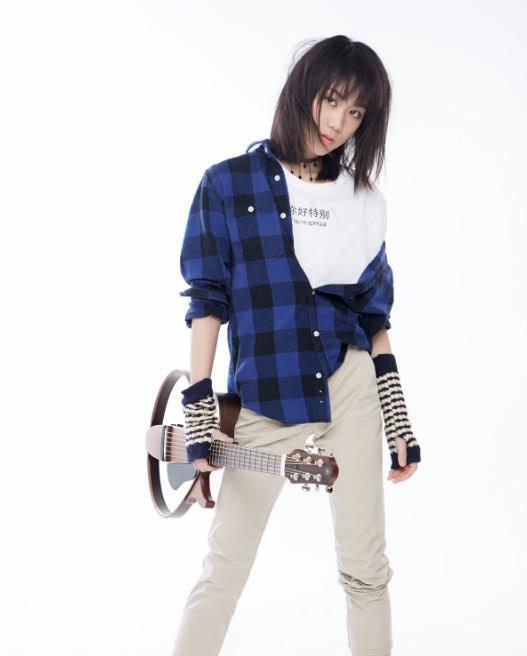 周潤發前妻曬近照,年過半百仍瀟灑自在,兩個女兒亭亭玉立顏值高