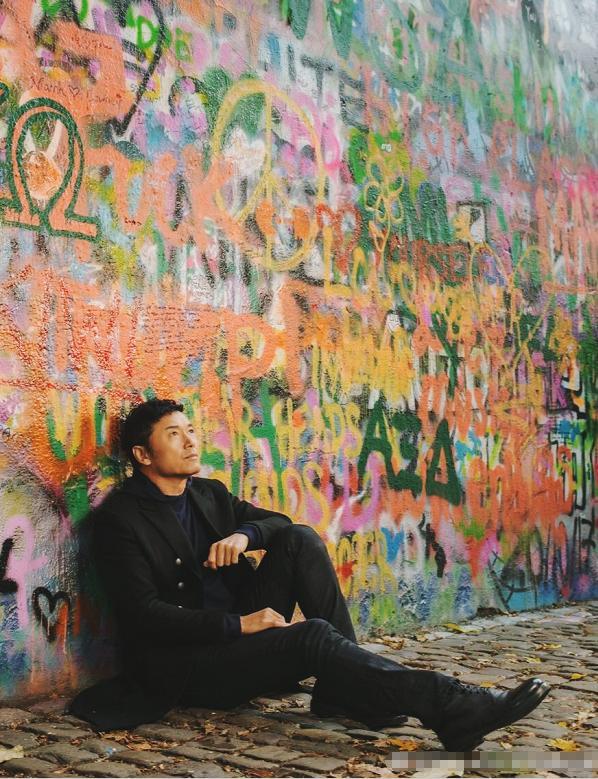 苗僑偉為戚美珍慶57歲生日,結婚29年恩愛如初,眾星雲集氣氛熱烈