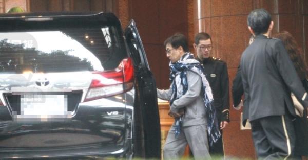 成龍被問歐陽娜娜與房祖名關係，他反問記者房祖名是誰後急速閃人