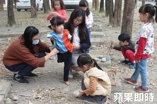 幼兒園老師會在一旁幫忙又立。戴之聖攝