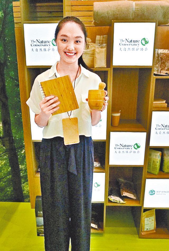 李連傑首度公開與倆女兒合照，她們遺傳利智的好身材擁有驚豔美貌