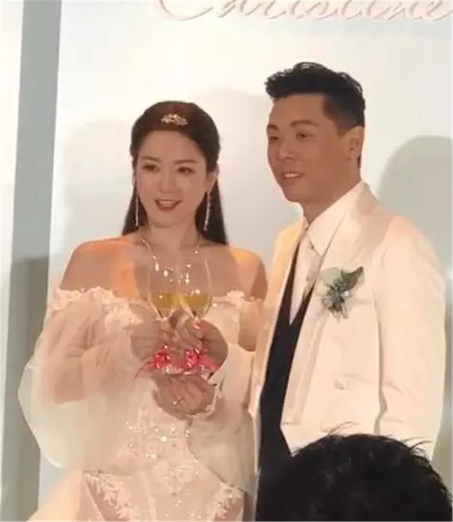 曾與郭富城傳緋聞，如今嫁富豪郎才女貌，170萬鑽戒更是閃瞎眼