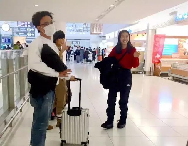 陳奕迅帶妻女度假被偶遇,14歲女兒穿紅毛衣跟路人開心揮手