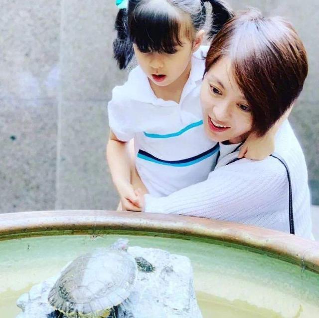 梁詠琪混血女兒長大了，繼承爸媽好基因，大眼睛水靈動人好精致