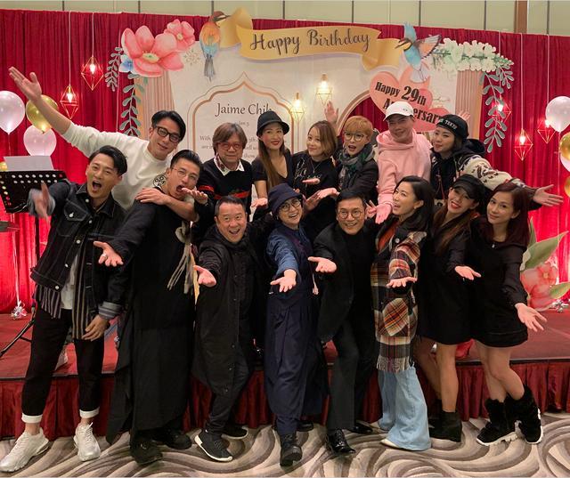 苗僑偉為戚美珍慶57歲生日,結婚29年恩愛如初,眾星雲集氣氛熱烈