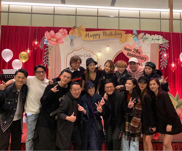 苗僑偉為戚美珍慶57歲生日,結婚29年恩愛如初,眾星雲集氣氛熱烈