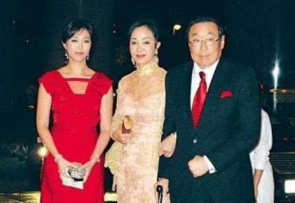 富豪三求婚答應，婚後隱忍43年，丈夫去世獲70億遺產，今生活瀟灑