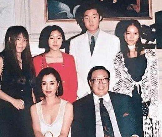 富豪三求婚答應，婚後隱忍43年，丈夫去世獲70億遺產，今生活瀟灑