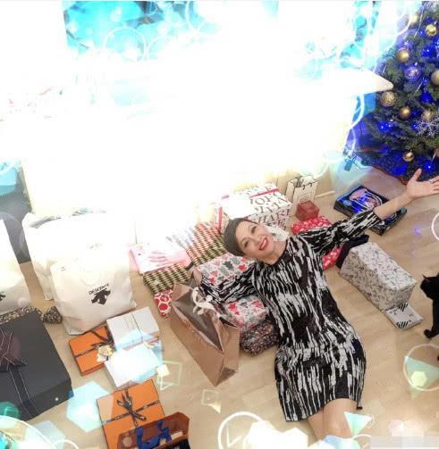 周潤發前妻曬近照,年過半百仍瀟灑自在,兩個女兒亭亭玉立顏值高