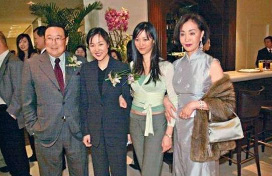 富豪三求婚答應，婚後隱忍43年，丈夫去世獲70億遺產，今生活瀟灑