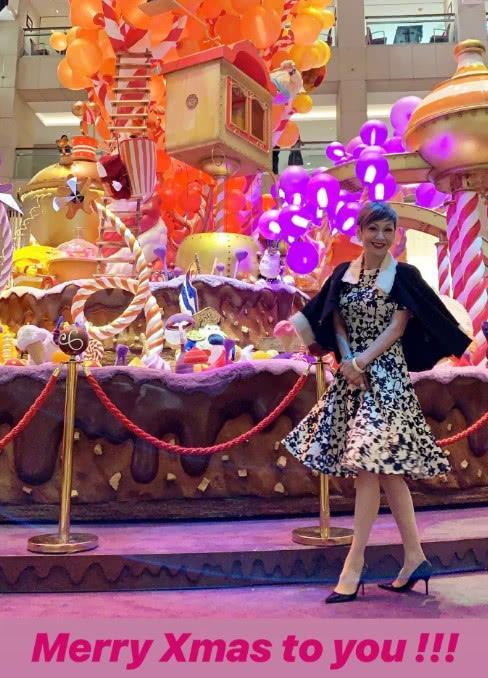 周潤發前妻曬近照,年過半百仍瀟灑自在,兩個女兒亭亭玉立顏值高