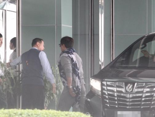 成龍被問歐陽娜娜與房祖名關係，他反問記者房祖名是誰後急速閃人