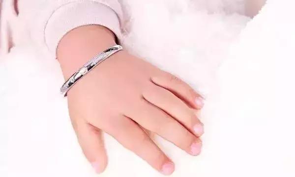 真可怕！小孩天天帶銀鐲子竟……家長都後悔太晚看到