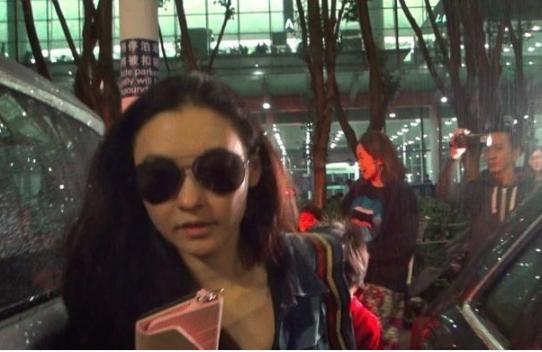 張柏芝深夜素顏回香港，沒空理記者，匆忙回家只為家中的他