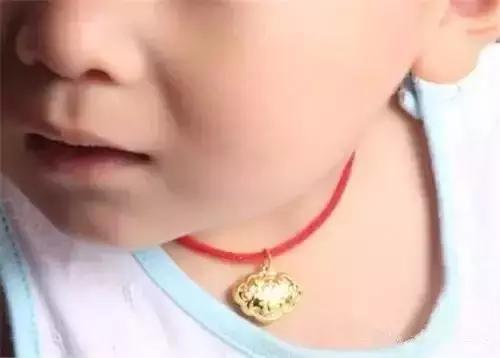 真可怕！小孩天天帶銀鐲子竟……家長都後悔太晚看到