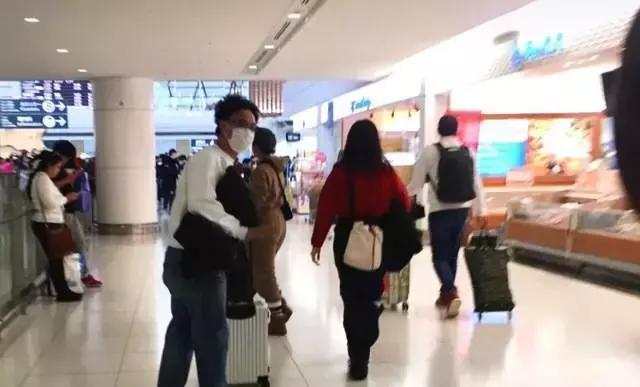 陳奕迅帶妻女度假被偶遇,14歲女兒穿紅毛衣跟路人開心揮手